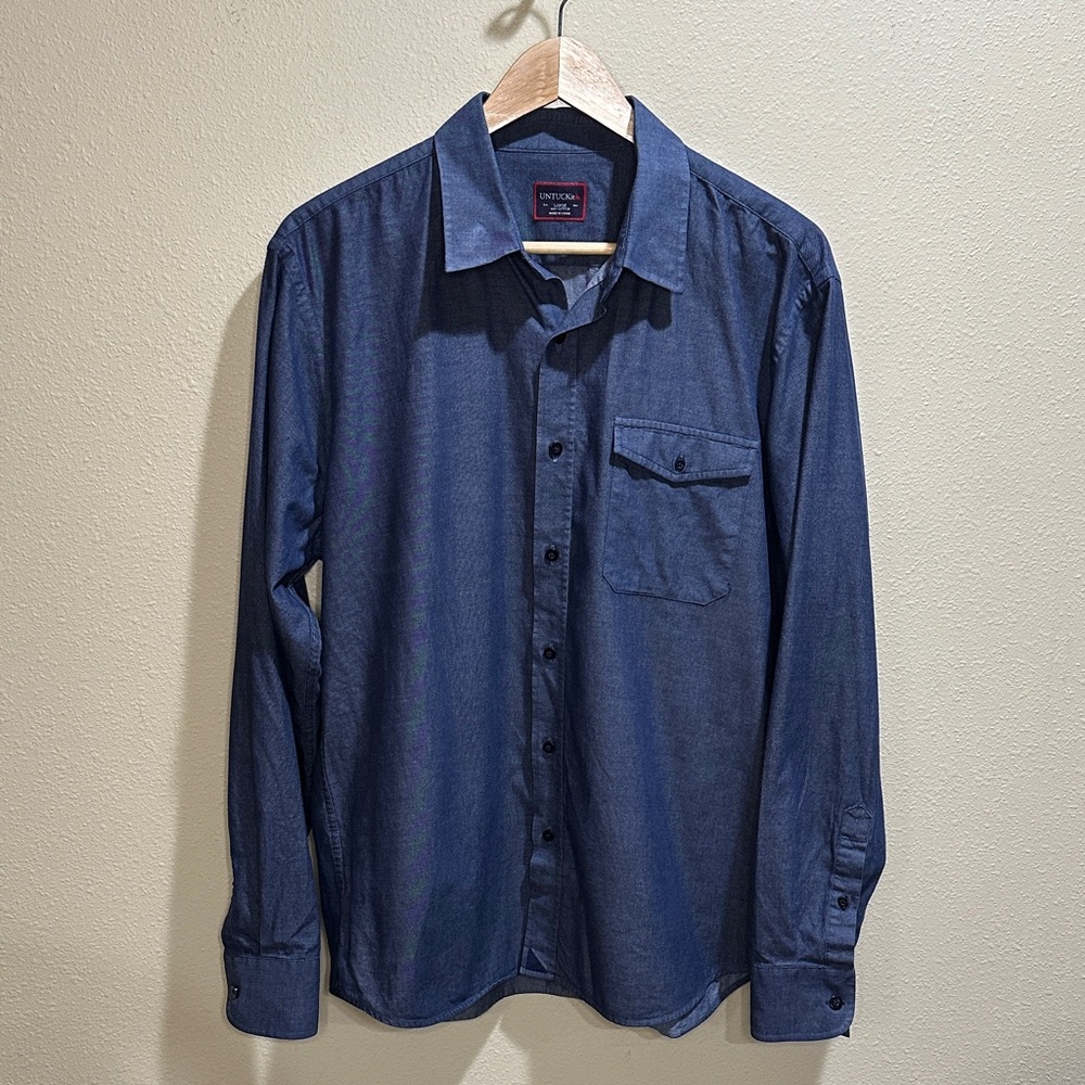 UNTUCKit Size Large Dark Blue Chambray Casual Button-Down Shirt